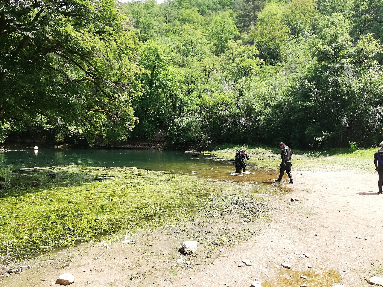 Divers leaving the Cabouy resurgence