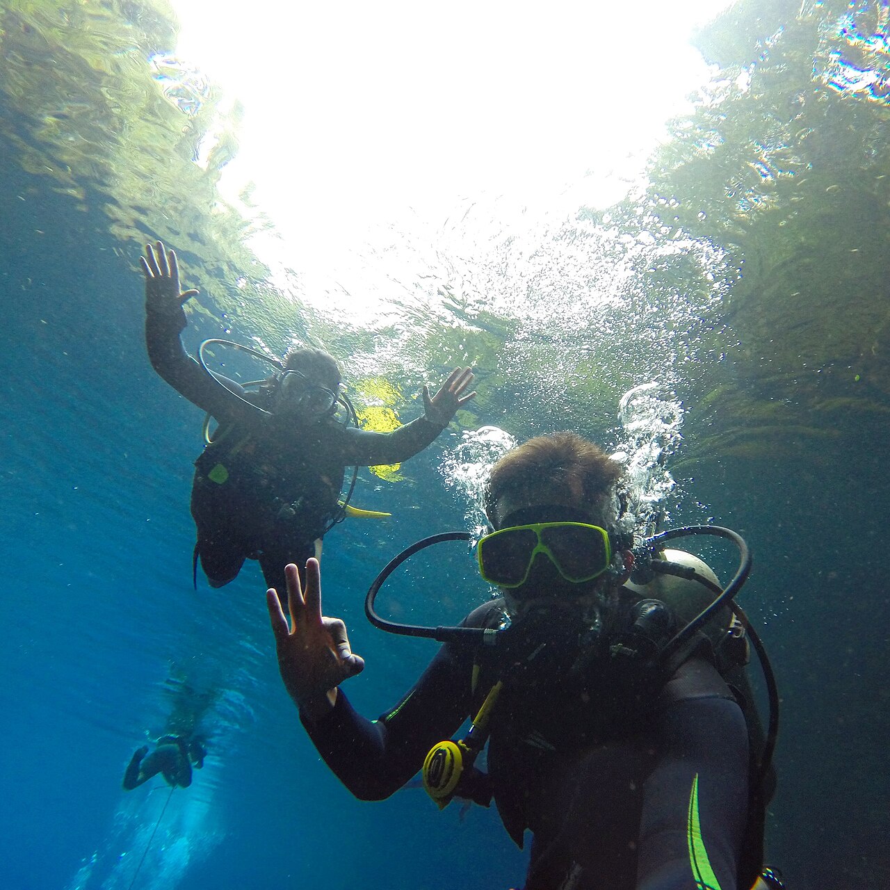 A diver in Lagoa Misteriosa